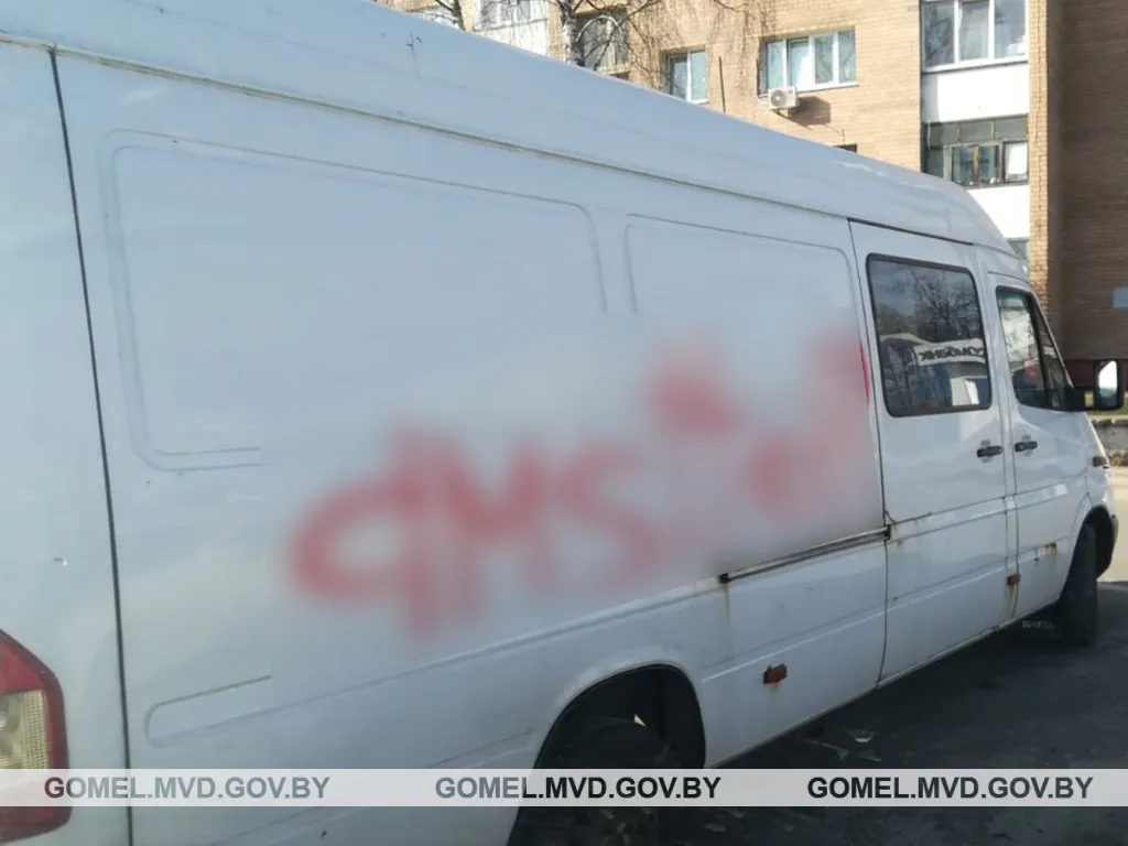 В Мозыре мужчина разрисовал три авто - возбуждено уголовное дело